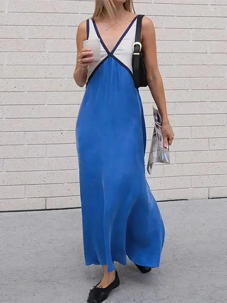 Queenie - Casual maxi dress in satin in a contrasting color