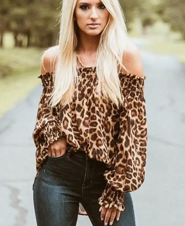 Valentina - Off-the-shoulder top with leopard print