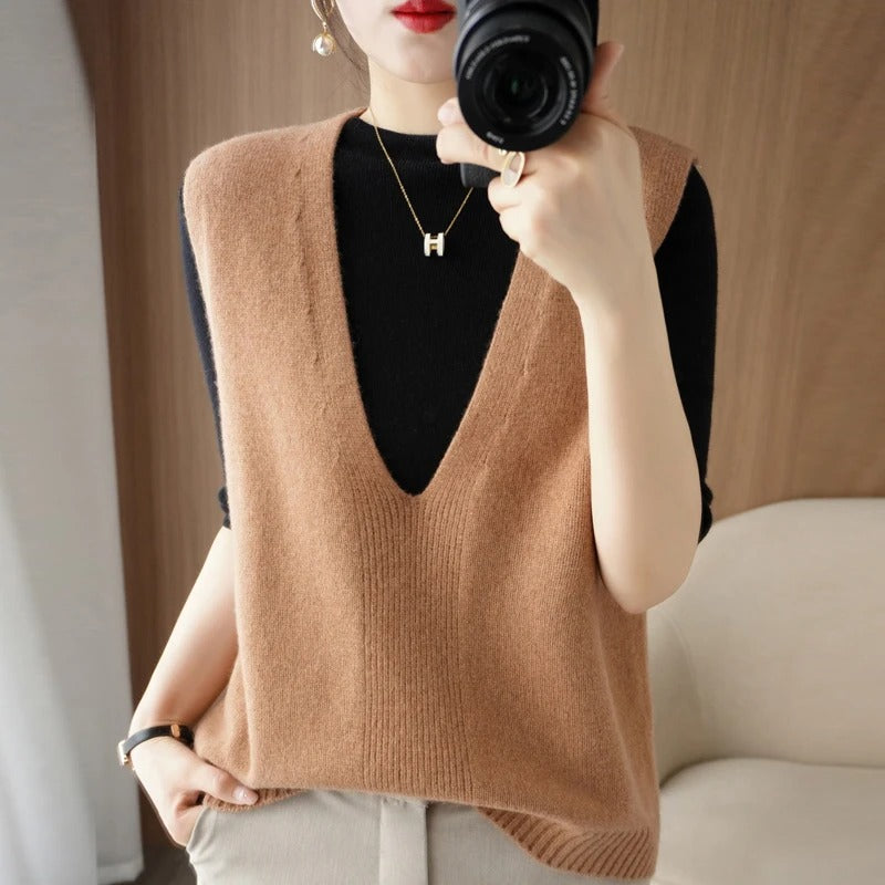 Dorothea - Knitted fashionable cardigan with V-neck