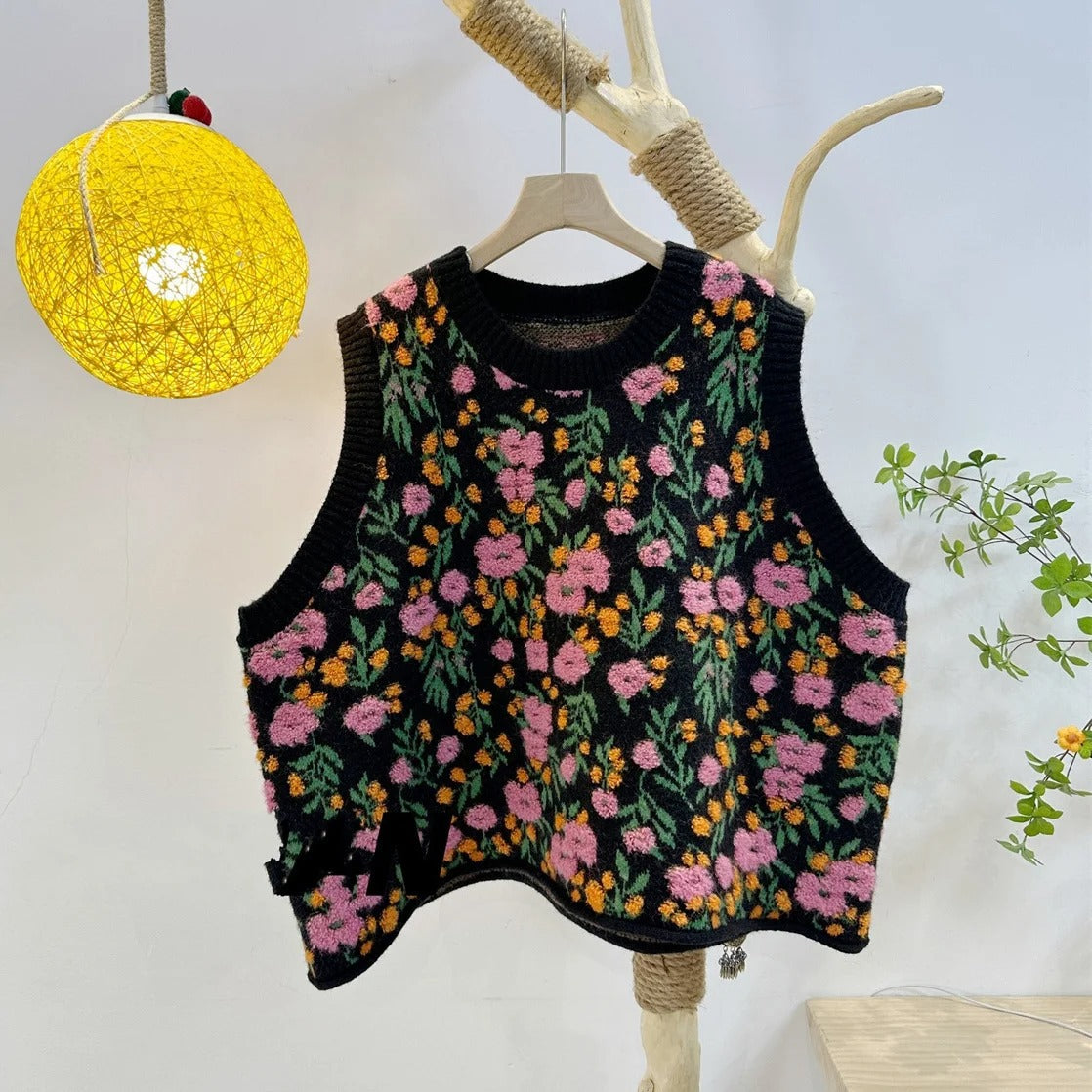 Fannie - Knitted vest with floral embroidery