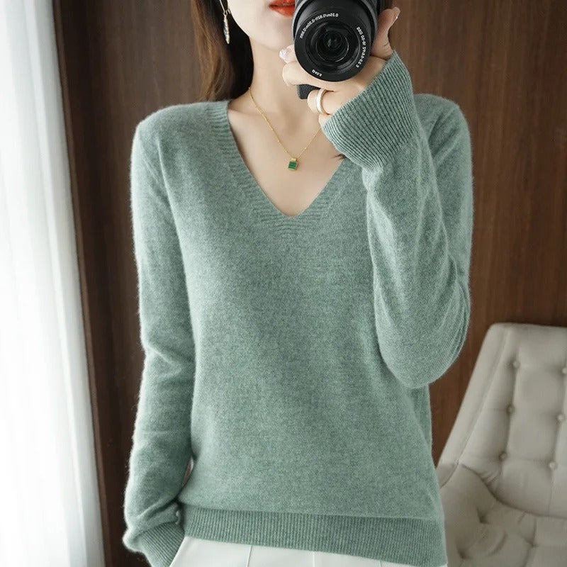 Eileen - Warm V-neck knitted sweater for women